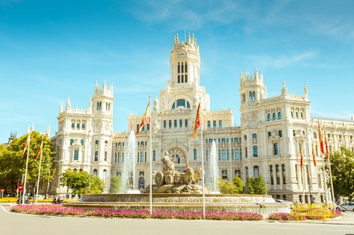 Crédito da foto: Foto de Miguel Arcanjo Saddi: https://www.pexels.com/pt-br/foto/cidade-meio-urbano-ponto-de-referencia-ponto-historico-26756022/ Madri